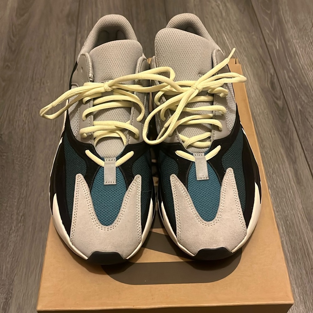 YEEZY BOOST 700 SIZE 11 1/2